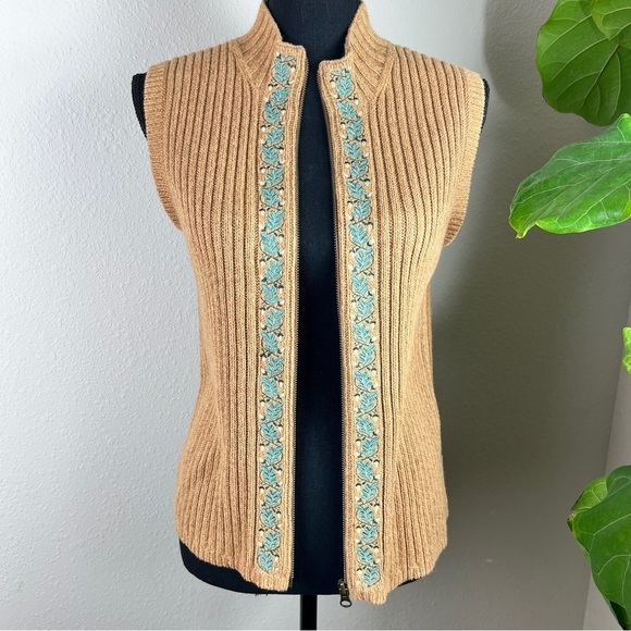 Woolrich Women’s Camel Knit Sleeveless Vest Full Zip, Floral Embroidery Medium - Picture 3 of 15